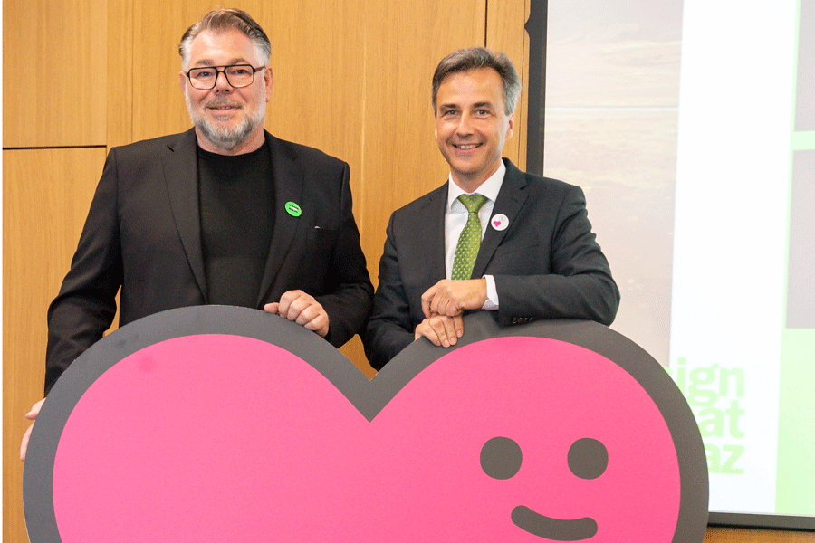 Herzschlag für die Kreativwirtschaft: Bürgermeister Nagl (r.) und CIS-GF Eberhard Schrempf. © Stadt Graz/Fischer Herzschlag für die Kreativwirtschaft: Bürgermeister Nagl (r.) und CIS-GF Eberhard Schrempf.