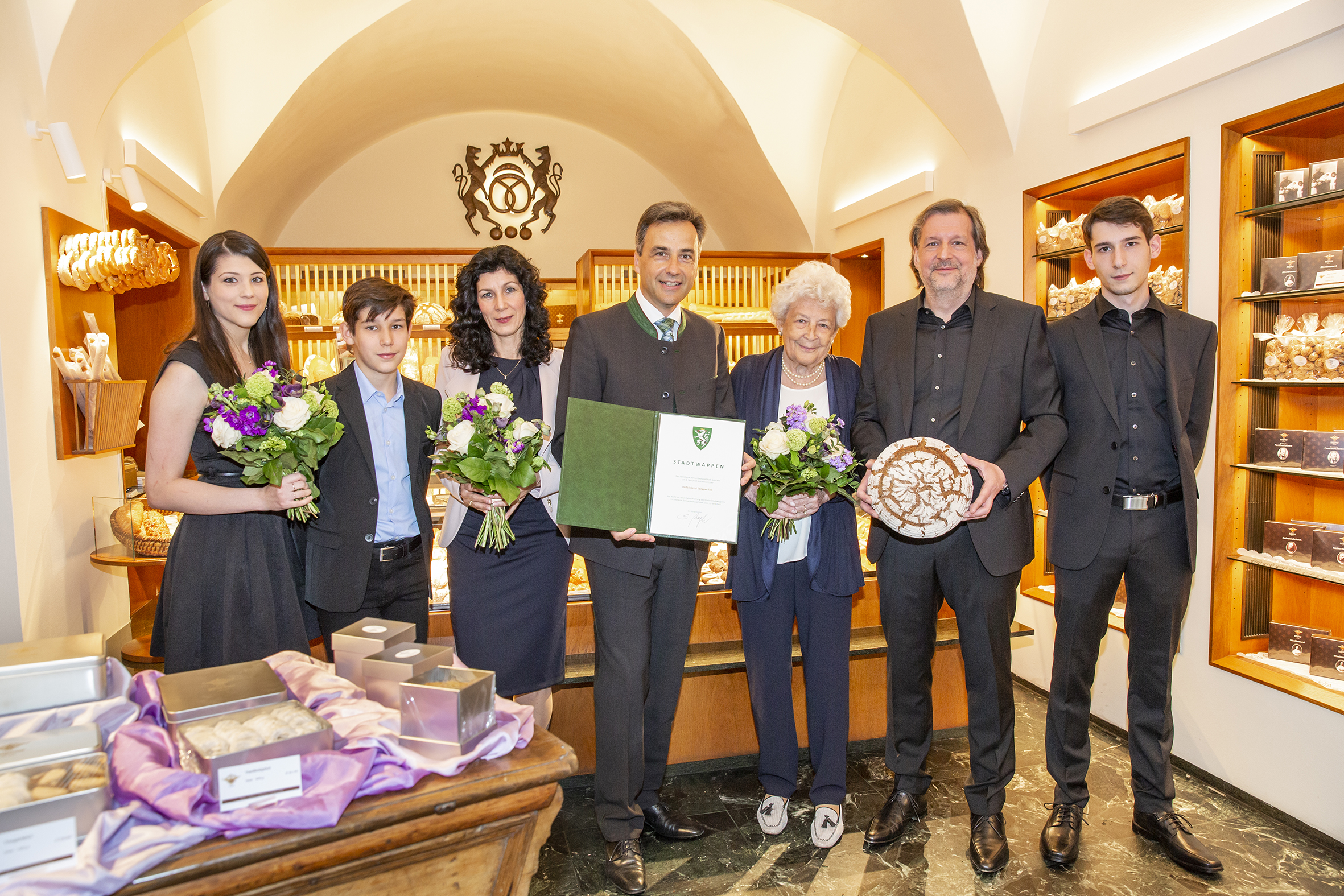 Stadtwappen für eine Bäckerdynastie: Bürgermeister Siegfried Nagl (M.) überraschte die Edeggers heute mit dem Stadtwappen. Jasmin, Adrian, Brigitte, Walheide, Robert und Matthias (v. l.) freuten sich. © Stadt Graz/Foto Fischer Stadtwappen für eine Bäckerdynastie: Bürgermeister Siegfried Nagl (M.) überraschte die Edeggers heute mit dem Stadtwappen. Jasmin, Adrian, Brigitte, Walheide, Robert und Matthias (v. l.) freuten sich. © Stadt Graz/Foto Fischer