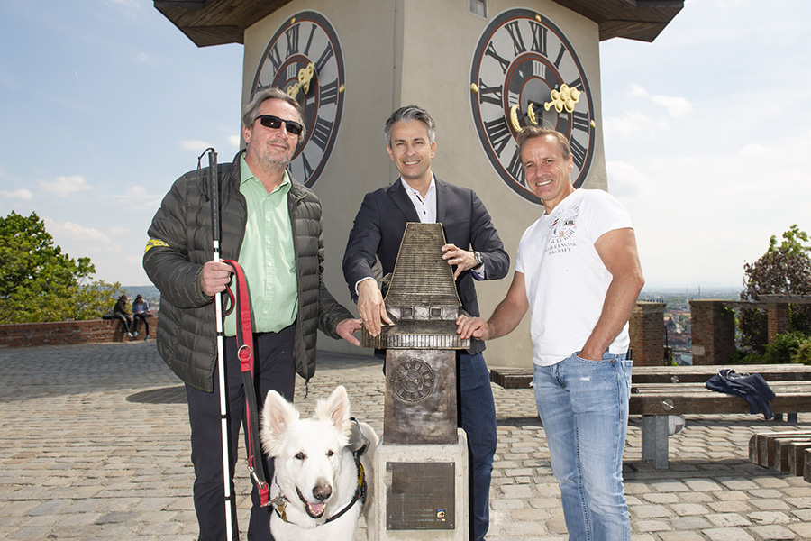 StR Kurt Hohensinner (M.), Modellbauer Christian Fuchs (r.) und Blindenvertreter Dietmar Ogris freuen sich über die Wiederherstellung des Miniatur-Uhrturms.