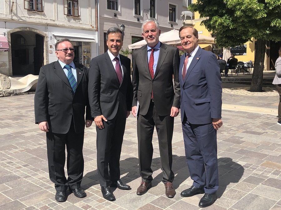 v.l.: Honorarkonsul Andras Hochmann, Bürgermeister Siegfried Nagl, Zsolt Pava, Bürgermeister von Pecs und Rudi Roth, Honorarkonsul der Republik Ungarn © Stadt Graz v.l.: Honorarkonsul Andras Hochmann, Bürgermeister Siegfried Nagl, Zsolt Pava, Bürgermeister von Pecs und Rudi Roth, Honorarkonsul der Republik Ungarn © Stadt Graz