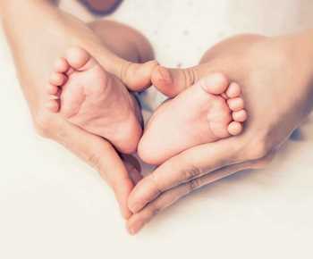 Symbolbild: Babyfüße © iStock/gianliguori Symbolbild: Babyfüße