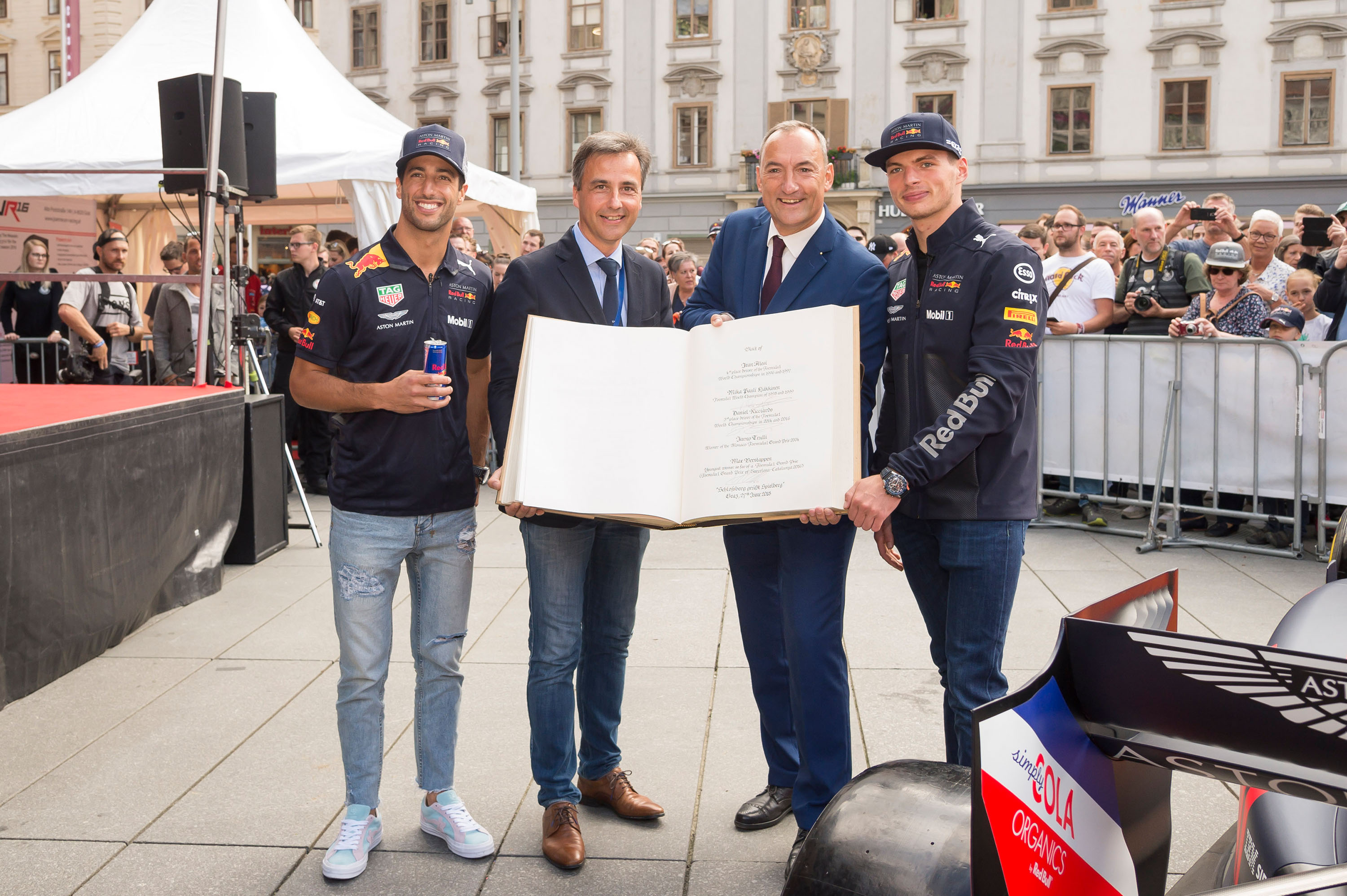 Die beiden letztjährigen Red-Bull-Racing-Piloten bei der Goldenen Buch-Eintragung am Hauptplatz © Stadt Graz/Fischer Die beiden letztjährigen Red-Bull-Racing-Piloten bei der Goldenen Buch-Eintragung am Hauptplatz © Stadt Graz/Fischer