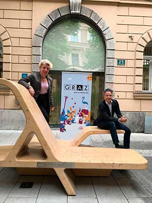 Abteilungsleiterin Ingrid Krammer und Stadtrat Kurt Hohensinner freuen sich über die Neuerung - Link zum Download des Bildes © Stadt Graz Abteilungsleiterin Ingrid Krammer und Stadtrat Kurt Hohensinner freuen sich über die Neuerung - Link zum Download des Bildes © Stadt Graz
