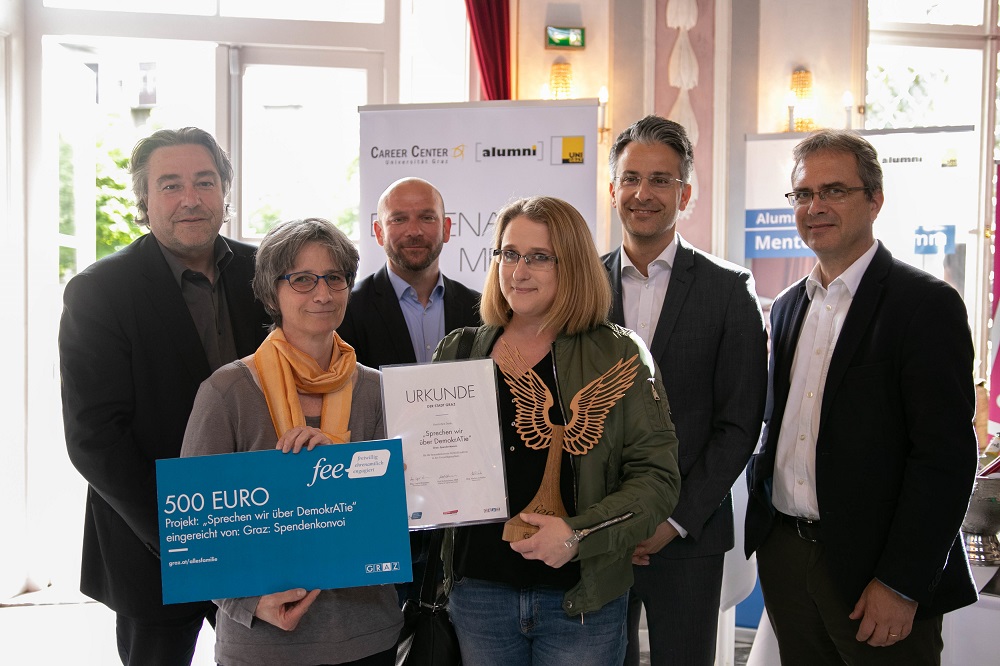 Preisverleihung an Graz: Spendenkonvoi für das Projekt "Sprechen wir über DemokrATie" © Uni Graz / Teubenbacher Preisverleihung an Graz: Spendenkonvoi für das Projekt "Sprechen wir über DemokrATie" © Uni Graz / Teubenbacher