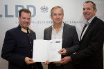 Landespolizeidirektor Gerald Ortner (l) und LKA-Leiter Wolfgang Lackner (r) gratulieren dem Ermittlungsgruppen-Leiter Wolfgang Ofner (MitteI zum Erfolg, © LPD_Makowecz Landespolizeidirektor Gerald Ortner (l) und LKA-Leiter Wolfgang Lackner (r) gratulieren dem Ermittlungsgruppen-Leiter Wolfgang Ofner (MitteI zum Erfolg, © LPD_Makowecz