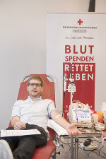 Der Grazer Gesundheitsstadtrat Robert Krotzer beim Blutspenden des Roten Kreuzes