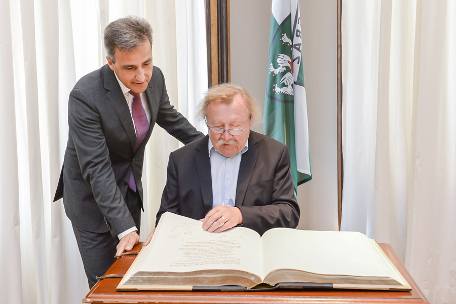 Philosophisches im Goldenen Buch: Peter Sloterdijk zu Gast bei Bürgermeister Siegfried Nagl (l.). © Stadt Graz/Fischer Philosophisches im Goldenen Buch: Peter Sloterdijk zu Gast bei Bürgermeister Siegfried Nagl (l.). © Stadt Graz/Fischer