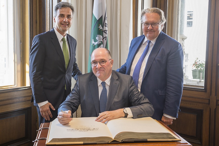 Bei seinem Besuch im Grazer Rathaus wurde Botschafter Walter Haffner von Honorarkonsul Georg Wolf-Schönach begleitet.