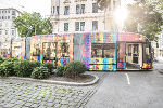 Fährt zum Jubiläum "20 Jahre UNESCO Weltkulturerbe" ein Jahr lang durch Graz: eine mit dem Kunstwerk von Herms Fritz beklebte Straßenbahn.