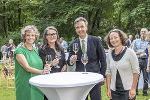 "Picknick" im Schlosspark: Sabine Haag (Österreichpräsidentin UNESCO-Kommission), Gertraud Strempfl-Ledl (Städteforum), Bgm. Siegfried Nagl und Caroline Jäger-Klein (icomos-Präsidentin Österreichs), v. l.