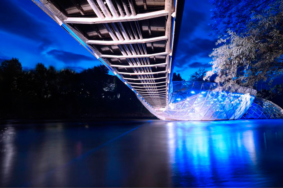 Die Grazer Murinsel bei Nacht 2