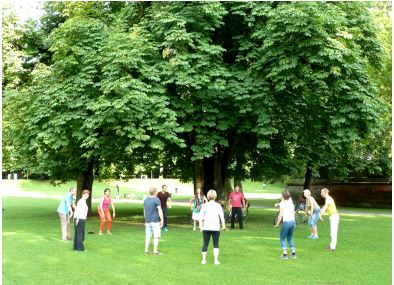 Damen und Herren beim Qigong im Stadtpark