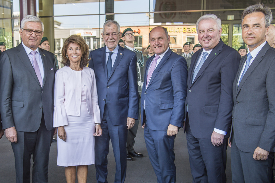 Hoher Besuch: Bürgermeister Siegfried Nagl (r) begrüßte den österreichischen Gemeindebund-Präse Alfred Riedl, Bundeskanzlerin Brigitte Bierlein, Bundespräsident Alexander Van der Bellen, Nationalratspräsident Wolfgang Sobotka und Landeshauptmann Hermann Schützenhöfer zum Gemeindetag in Graz.