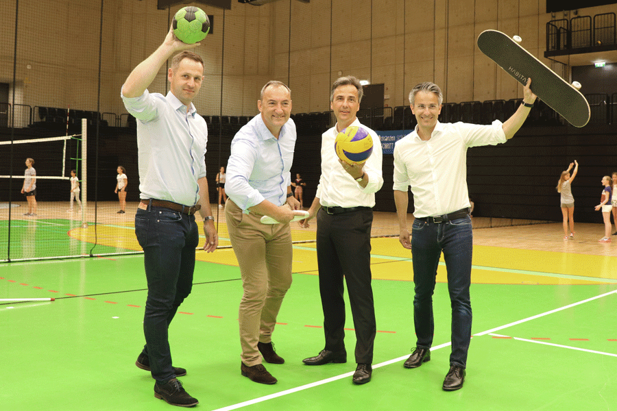 Wollen was bewegen: FP-Klubobmann Armin Sippel, Vize-Bürgermeister Mario Eustacchio, Bürgermeister Siegfried Nagl und Sportstadtrat Kurt Hohensinner (v. l.) in der Ballsporthalle Hüttenbrennergasse. © Oliver Leitner Wollen was bewegen: FP-Klubobmann Armin Sippel, Vize-Bürgermeister Mario Eustacchio, Bürgermeister Siegfried Nagl und Sportstadtrat Kurt Hohensinner (v. l.) in der Ballsporthalle Hüttenbrennergasse.