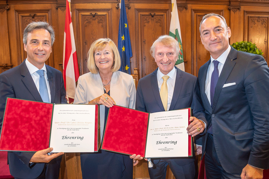 Bürgermeister Siegfried Nagl (l.) und sein Stellvertreter Mario Eustacchio (r.) überreichten Christa Neuper und Hans Sünkel die Ehrenringe der Stadt Graz. 