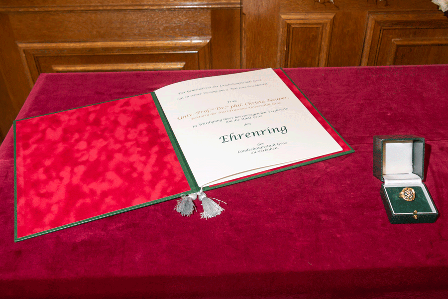 Eine Honoration der Stadt, die nur selten Persönlichkeiten erhalten: der Ehrenring und die dazugehörige Urkunde.