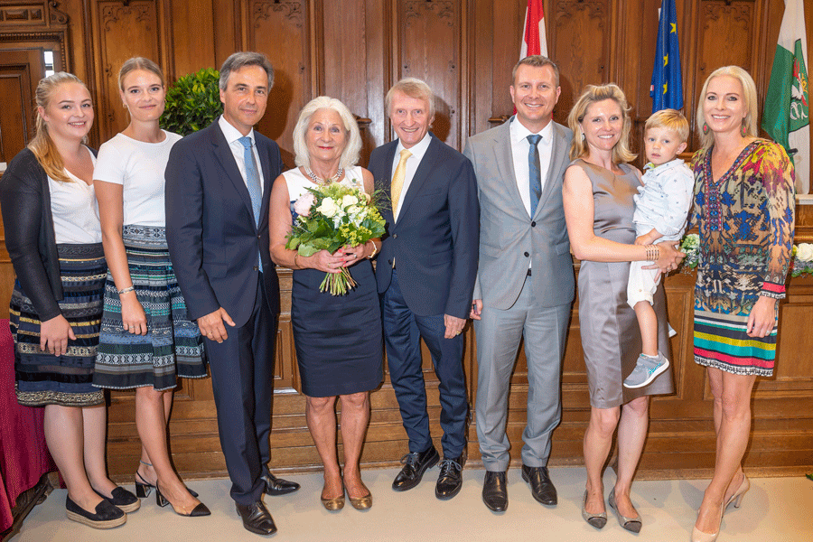 Die Neo-Ehrenringträger Hans Sünkel im Kreise seiner Familien. © Stadt Graz/Fischer Die Neo-Ehrenringträger Hans Sünkel im Kreise seiner Familien.