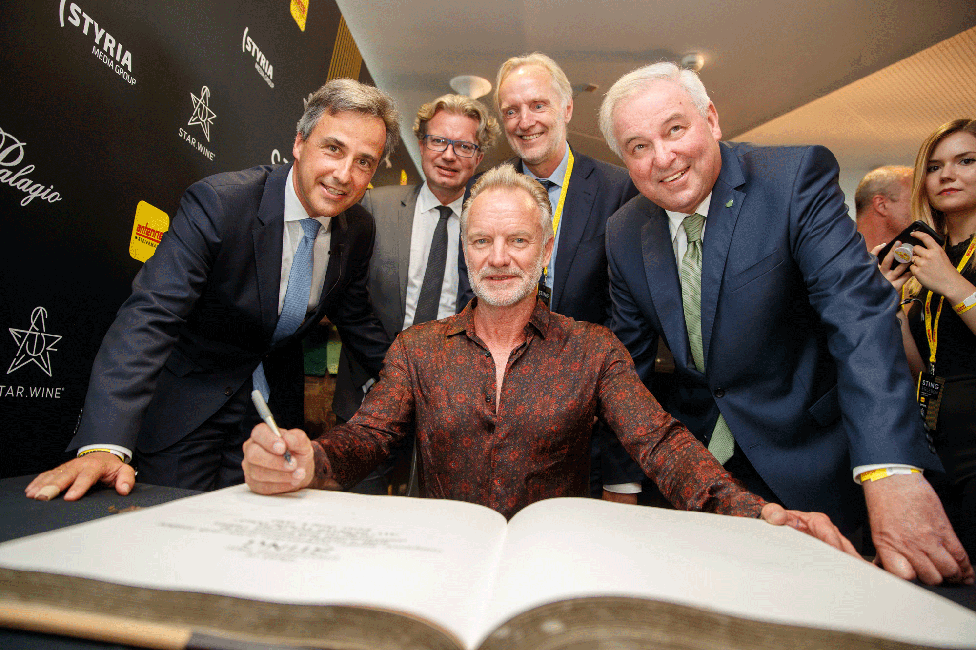 Eintragung ins Goldene Buch der Stadt: Musiker STING mit Bürgermeister Siegfried Nagl, LR Christopher Drexler, Stadtrat Günter Riegler und LH Hermann Schützenhöfer (v. l.). © Erwin Scheriau Eintragung ins Goldene Buch der Stadt: Musiker STING mit Bürgermeister Siegfried Nagl, LR Christopher Drexler, Stadtrat Günter Riegler und LH Hermann Schützenhöfer (v. l.).