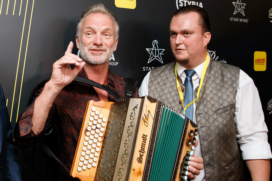 Eine Harmonika aus der Steiermark gab es vom Landeshauptmann als Geschenk.