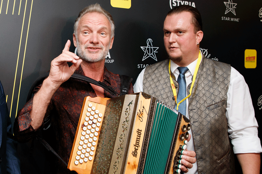 Eine Harmonika aus der Steiermark gab es vom Landeshauptmann als Geschenk. © Erwin Scheriau Eine Harmonika aus der Steiermark gab es vom Landeshauptmann als Geschenk.