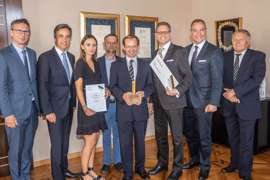 Magistratsdirektor Martin Haidvogl, Bürgermeister Siegfried Nagl (außen v. l.) sowie Vizebürgermeister Mario Eustacchio und Holding Vorstandsvorsitzender Wolfgang Malik (außen v. r.) mit den SiegerInnen der Präsidialabteilung Magdalena Perstling für Verena Ennemoser, Helmut Wunderl, Walter Nauta und Helmut Schmalenberg (v. l.).