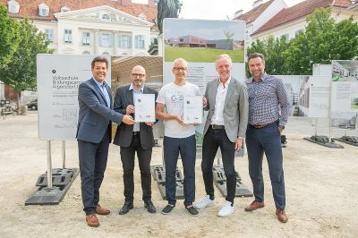 Lokalaugenschein für die Wanderausstellung zur GerambRose 2018 für qualitätsvolles Bauen auf dem Freiheitsplatz: von links Stadtbaudirektor DI Mag. Bertram Werle, die Architekten DI Bernd Pürstl und Franz-Georg Spannberger, Kulturstadtrat Dr. Günter Riegler und Landesbaudirektor DI Andreas Tropper. © Stadt Graz/Fischer Lokalaugenschein für die Wanderausstellung zur GerambRose 2018 für qualitätsvolles Bauen auf dem Freiheitsplatz: von links Stadtbaudirektor DI Mag. Bertram Werle, die Architekten DI Bernd Pürstl und Franz-Georg Spannberger, Kulturstadtrat Dr. Günter Riegler und Landesbaudirektor DI Andreas Tropper.