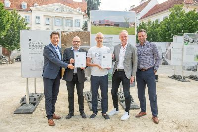 Lokalaugenschein für die Wanderausstellung zur GerambRose 2018 für qualitätsvolles Bauen auf dem Freiheitsplatz: von links Stadtbaudirektor DI Mag. Bertram Werle, die Architekten DI Bernd Pürstl und Franz-Georg Spannberger, Kulturstadtrat Dr. Günter Riegler und Landesbaudirektor DI Andreas Tropper.