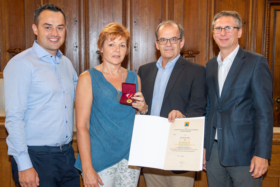 Gemeinderat Stefan Haberler, Sicherheitsmanager Wolfgang Hübel und Magistratsdirektor Martin Haidvogl (v. l.) mit Anita Jud (Polizei) ... © Stadt Graz/Fischer Gemeinderat Stefan Haberler, Sicherheitsmanager Wolfgang Hübel und Magistratsdirektor Martin Haidvogl (v. l.) mit Anita Jud (Polizei) ... © Stadt Graz/Fischer