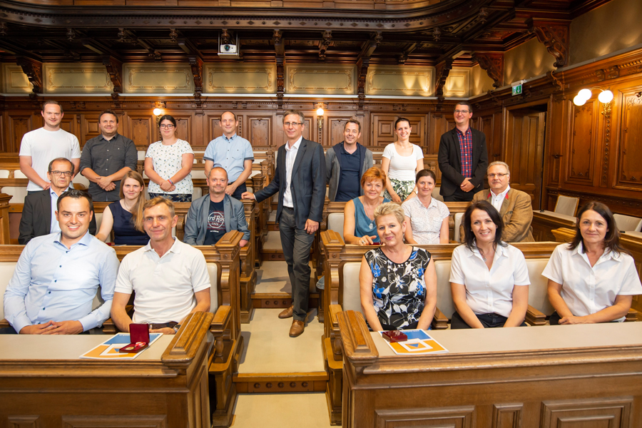 Das Team des Junior Coach 2019 mit Gemeinderat Stefan Haberler (1. Reihe links), Magistratsdirektor Martin Haidvogl (stehend, Mitte) und Sicherheitsmanager Wolfgang Hübel (2. Reihe links). © Stadt Graz/Fischer Das Team des Junior Coach 2019 mit Gemeinderat Stefan Haberler (1. Reihe links), Magistratsdirektor Martin Haidvogl (stehend, Mitte) und Sicherheitsmanager Wolfgang Hübel (2. Reihe links). © Stadt Graz/Fischer