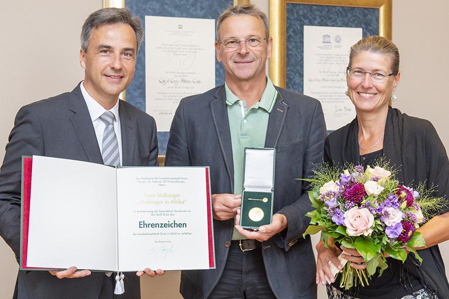 Fotograf Peter Melbinger (M.) erhielt von Bgm. Siegfried Nagl das Goldene Ehrenzeichen der Stadt Graz (rechts Gattin Karin Jentl). © Stadt Graz/Fischer Fotograf Peter Melbinger (M.) erhielt von Bgm. Siegfried Nagl das Goldene Ehrenzeichen der Stadt Graz (rechts Gattin Karin Jentl). © Stadt Graz/Fischer
