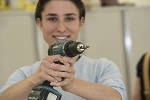 Zentralwerkstatt: Mädchen mit Bohrmaschine