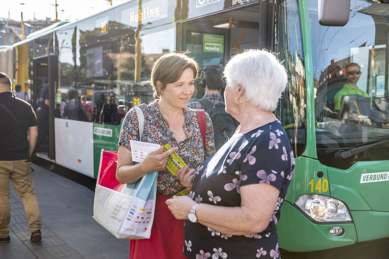 Frauenstadträtin Judith Schwentner bei der Info-Aktion zum Equal Pension Day am Jakominiplatz © Stadt Graz/Fischer Frauenstadträtin Judith Schwentner bei der Info-Aktion zum Equal Pension Day am Jakominiplatz © Stadt Graz/Fischer