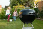 Lassen Sie Kinder in der Nähe eines Grills niemals unbeaufsichtigt! © KFV Lassen Sie Kinder in der Nähe eines Grills niemals unbeaufsichtigt! © KFV