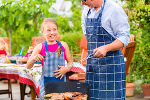 Kinder beim Grillen immer beaufsichtigen! © AdobeStock_64579020_Kzenon Kinder beim Grillen immer beaufsichtigen! © AdobeStock_64579020_Kzenon