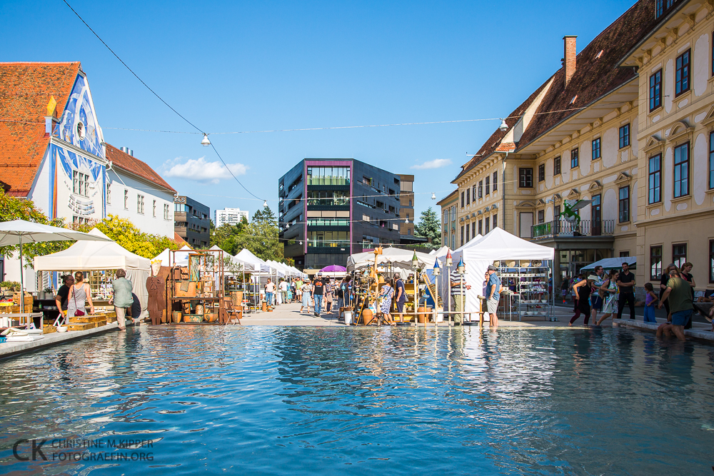 Außergewöhnliches beim Internationalen Töpfermarkt auf dem Karmerliterplatz. © Christine M. Kipper/Fotograefin.org Außergewöhnliches beim Internationalen Töpfermarkt auf dem Karmerliterplatz. © Christine M. Kipper/Fotograefin.org