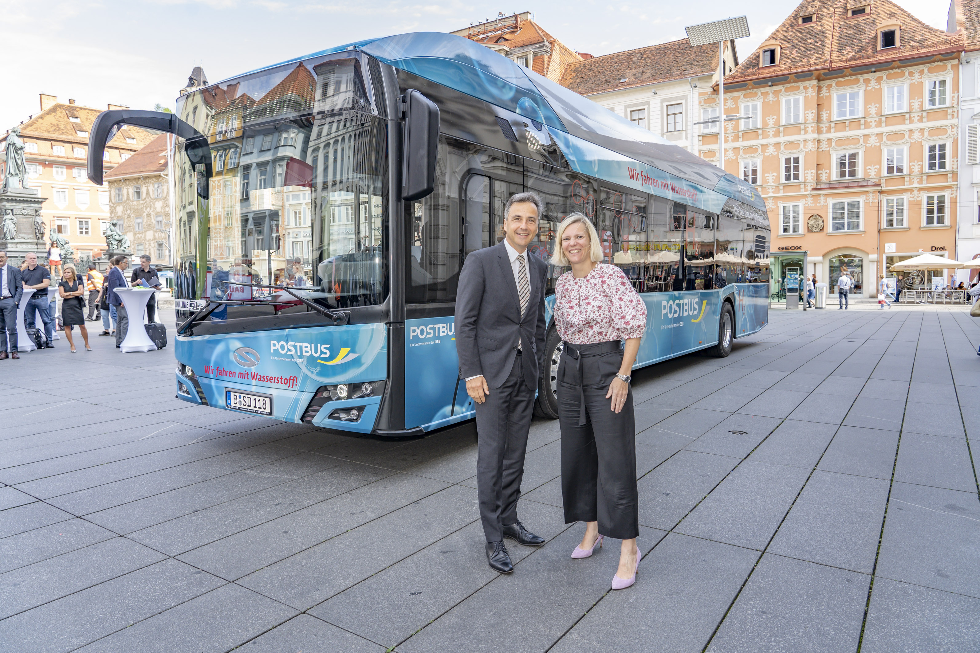 Flott unterwegs mit dem neuen Wasserstoffbus.