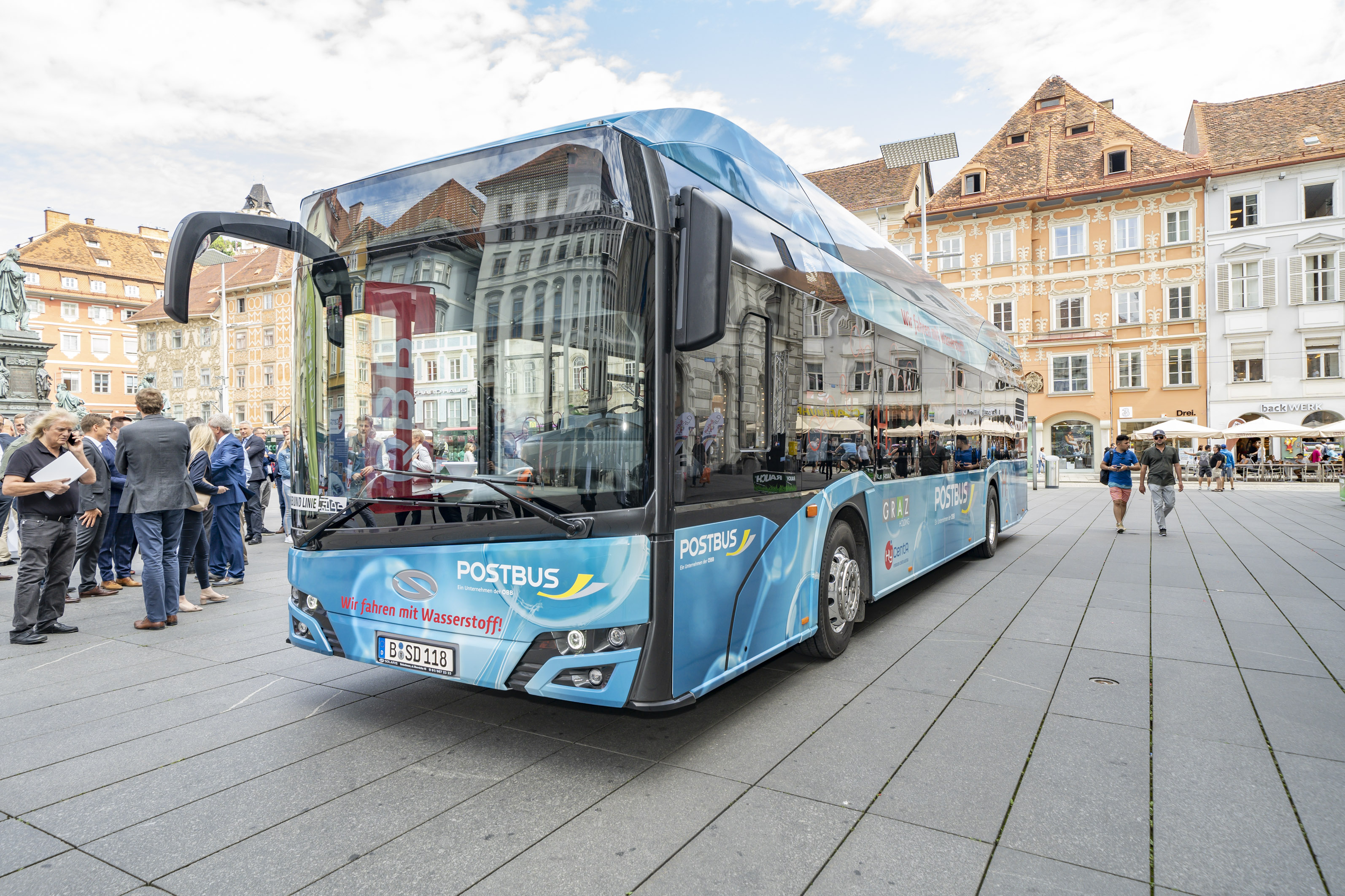 Flott unterwegs mit dem neuen Wasserstoffbus.