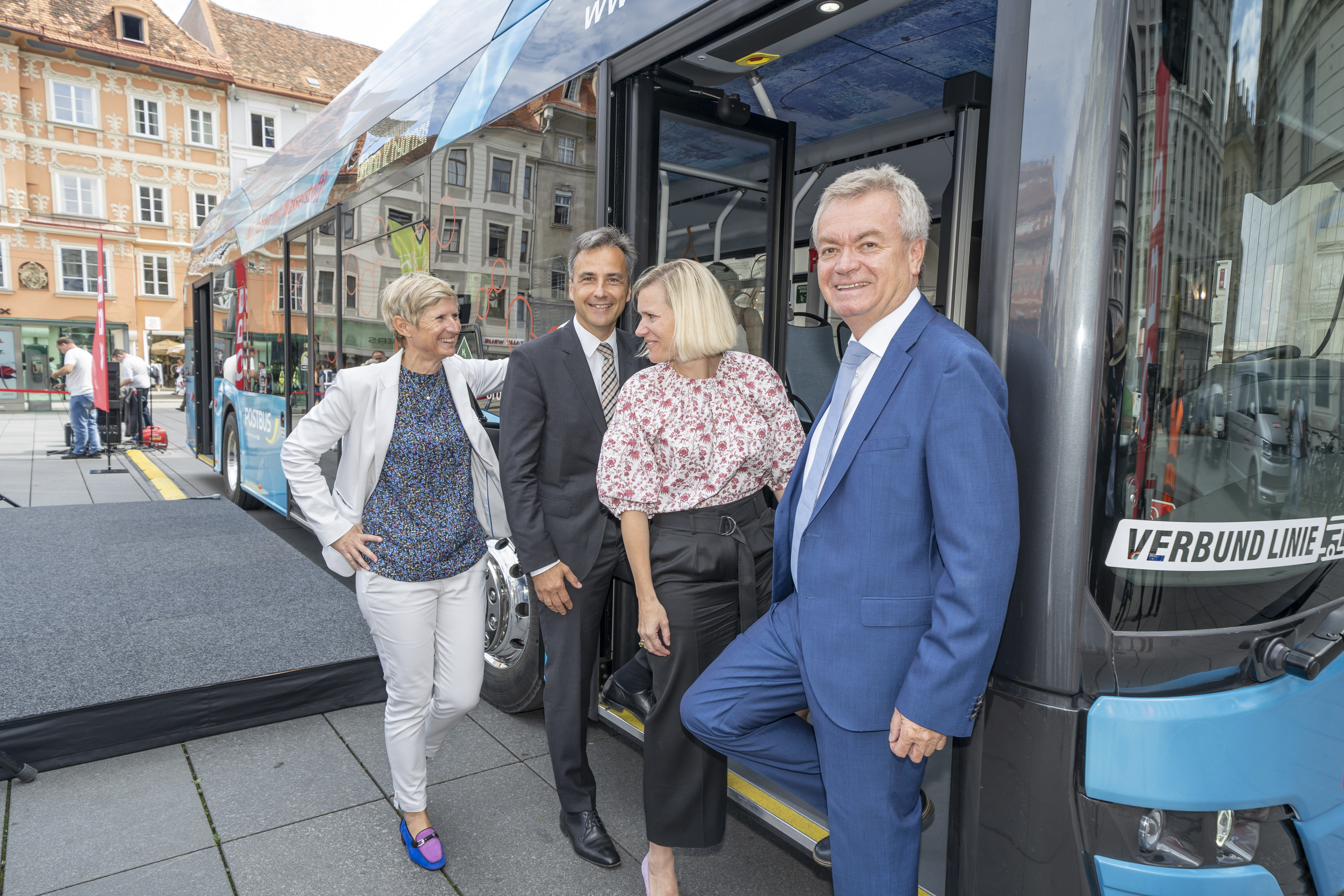 Flott unterwegs mit dem neuen Wasserstoffbus.