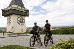 Zwei der zehn PolizistInnen, die heuer die Fahrradstreife der Grazer Polizei bildeten. © LPD/Plozner Zwei der zehn PolizistInnen, die heuer die Fahrradstreife der Grazer Polizei bildeten. © LPD/Plozner