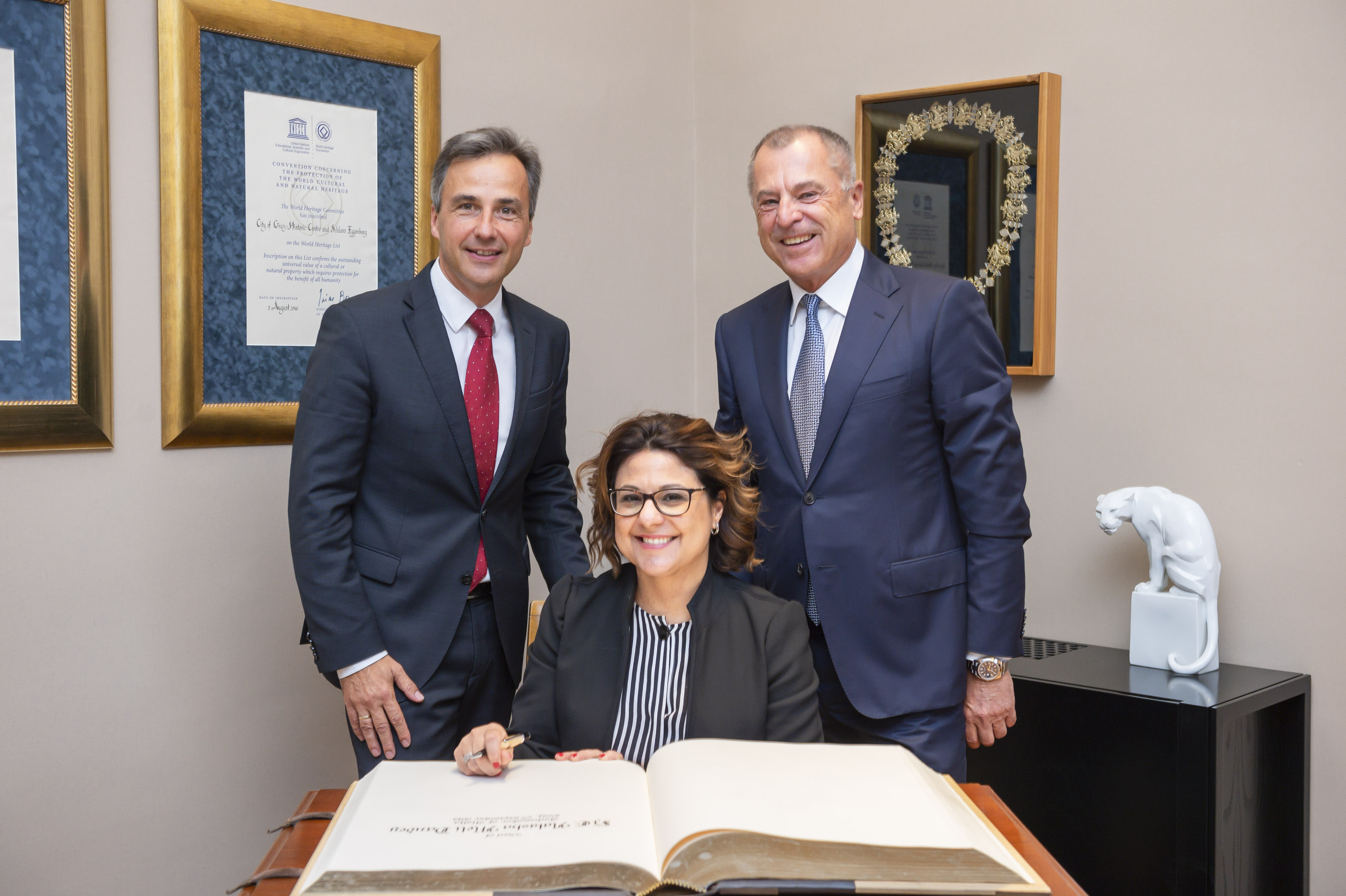 Botschafterin Natasha Meli Daudey trägt sich ins Goldene Buch ein. Bürgermeister Siegfried Nagl und Honorarkonsul Alois Sundl blicken ihr dabei über die Schulter. © Stadt Graz/Fischer Botschafterin Natasha Meli Daudey trägt sich ins Goldene Buch ein. Bürgermeister Siegfried Nagl und Honorarkonsul Alois Sundl blicken ihr dabei über die Schulter. © Stadt Graz/Fischer