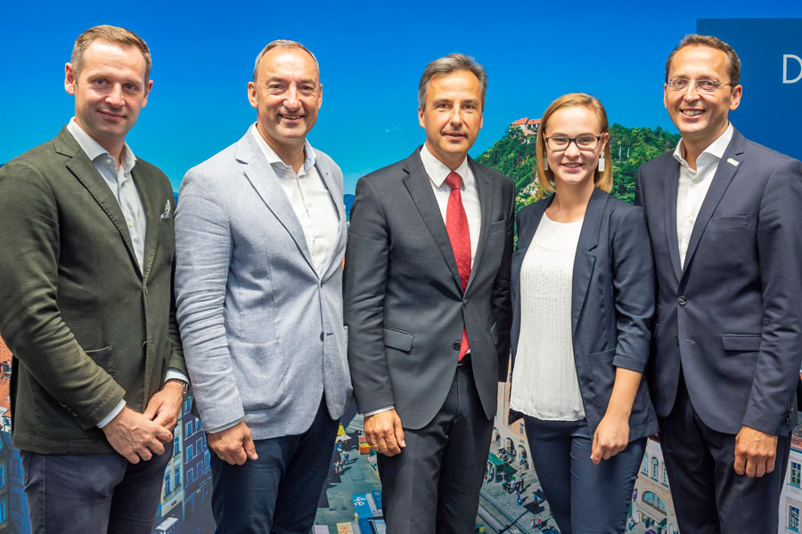 Pressekonferenz zum Klimaschutz im Rathaus: FP-Klubobmann Armin Sippel, Vizebürgermeister Mario Eustacchio, Bürgermeister Siegfried Nagl, VP-Gemeinderätin Anna Hopper und Vorsitzender-Stv. des Klimaschutzfachbeirats Bernhard Puttinger (v. l.) © Stadt Graz/Foto Fischer Pressekonferenz zum Klimaschutz im Rathaus: FP-Klubobmann Armin Sippel, Vizebürgermeister Mario Eustacchio, Bürgermeister Siegfried Nagl, VP-Gemeinderätin Anna Hopper und Vorsitzender-Stv. des Klimaschutzfachbeirats Bernhard Puttinger (v. l.) © Stadt Graz/Foto Fischer