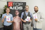 Stadtrat Robert Krotzer, Alex Steiner (Stop Aids), Joe Niedermayer (RosaLila PantherInnen) stellen die neue Broschüre vor