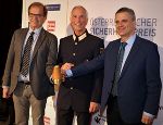 GenSekr Goldgruber (Mitte) übergibt den Preis an Wolfgang Hübel (links) und Alexander Lozinsek (rechts). © LPD Burgenland GenSekr Goldgruber (Mitte) übergibt den Preis an Wolfgang Hübel (links) und Alexander Lozinsek (rechts).