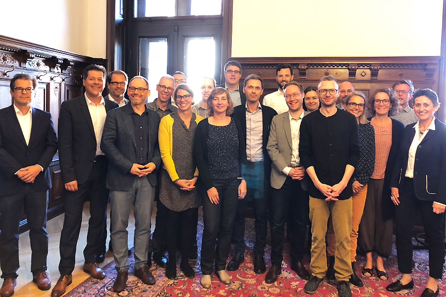 Delegation aus Zürich zu Gast in Graz: Baudirektor Bertraum Werle (2. v. l.) und sein schweizer Pendant Pascal Hunkeler (11. v. l.) wollen in Stadtentwicklungsfragen eng zusammenarbeiten. © Stadt Graz Delegation aus Zürich zu Gast in Graz: Baudirektor Bertraum Werle (2. v. l.) und sein schweizer Pendant Pascal Hunkeler (11. v. l.) wollen in Stadtentwicklungsfragen eng zusammenarbeiten. © Stadt Graz