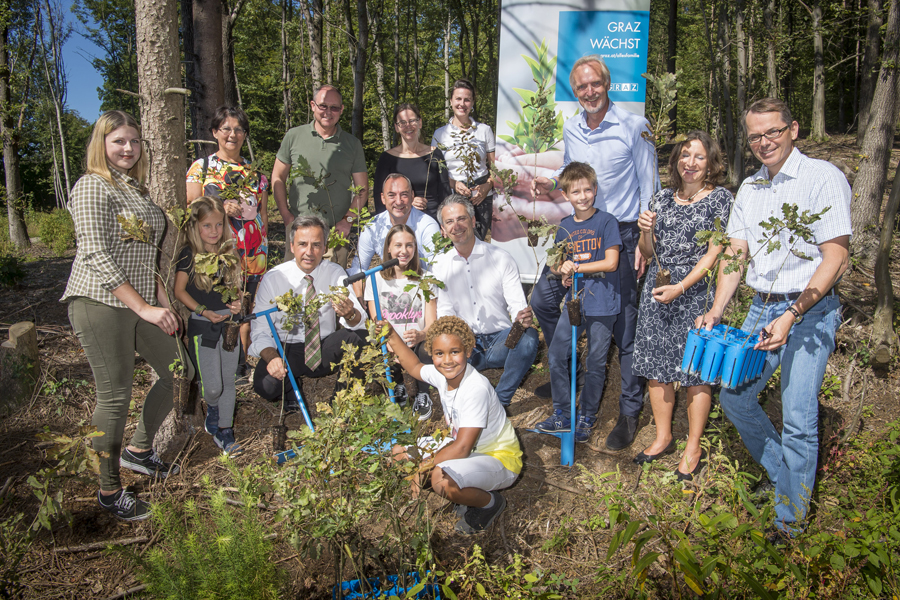 Wie man Graz einen Baum aufstellt? So macht man’s richtig! Für jedes Grazer Neugeborene wird ein Baum gepflanzt – im eigenen Garten oder im städtischen Wald.