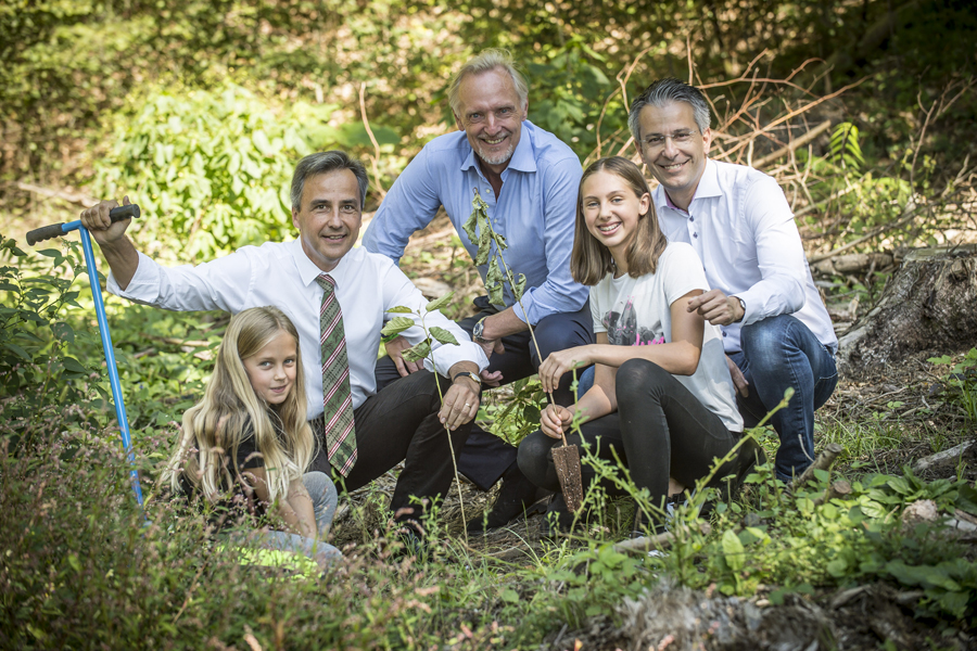 Wie man Graz einen Baum aufstellt? So macht man’s richtig! Für jedes Grazer Neugeborene wird ein Baum gepflanzt – im eigenen Garten oder im städtischen Wald.