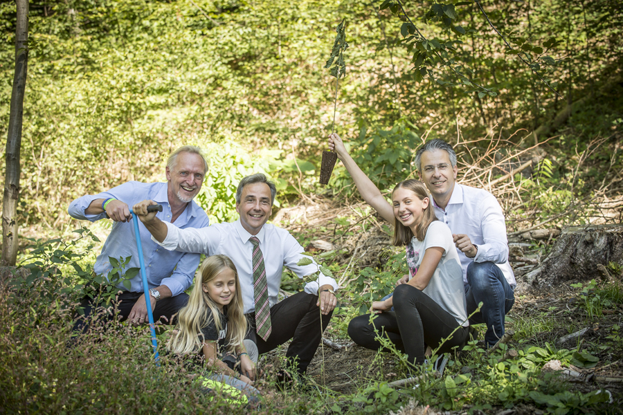 Wie man Graz einen Baum aufstellt? So macht man’s richtig! Für jedes Grazer Neugeborene wird ein Baum gepflanzt – im eigenen Garten oder im städtischen Wald.