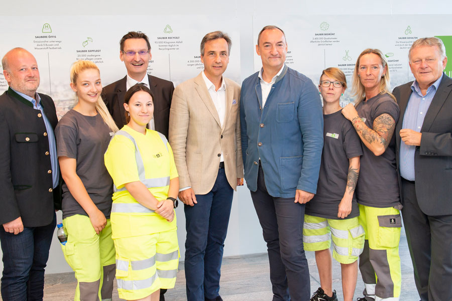 Saubere Sache: OmPUTZmann Thomas Hofer (l.) und sein Team mit den Holding Vorständen Gert Heigl (4. v. l.) und Wolfgang Malik (r.) sowie Bürgermeister Siegfried Nagl (5. v. l.) und Vizebürgermeister Mario Eustacchio (6. v. l.) bei der heutigen Pressekonferenz. © Stadt Graz/Fischer Saubere Sache: OmPUTZmann Thomas Hofer (l.) und sein Team mit den Holding Vorständen Gert Heigl (4. v. l.) und Wolfgang Malik (r.) sowie Bürgermeister Siegfried Nagl (5. v. l.) und Vizebürgermeister Mario Eustacchio (6. v. l.) bei der heutigen Pressekonferenz. © Stadt Graz/Fischer