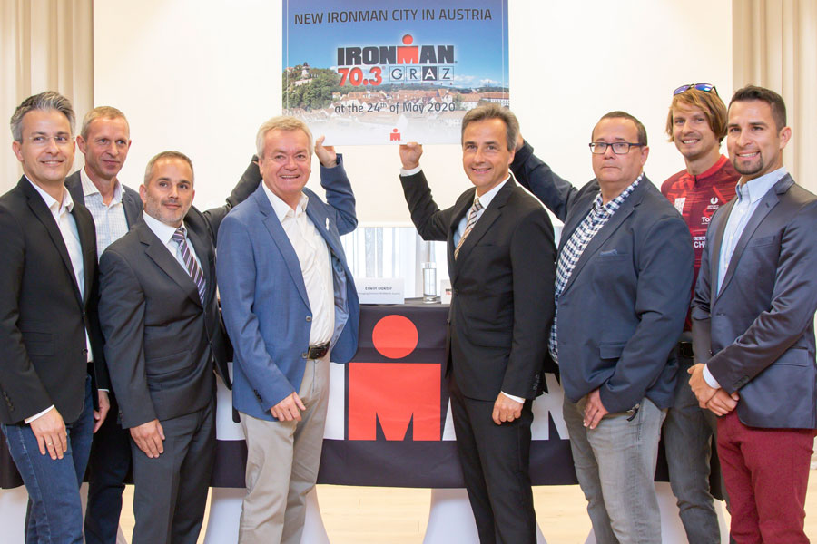 Begeisterung: Sportstadtrat Kurt Hohensinner, Graz Tourismus-GF Dieter Hardt-Strehmayr, Ironman-Operation Manager Robert Galovic, Sportlandesrat Anton Lang, Bürgermeister Siegfried Nagl, Triathlonverband-Präsident Werner Kreuzer, Profi-Triathlet Christoph Schlagbauer und Ironman-Managing Director Austria, Erwin Dokter (v. l.).