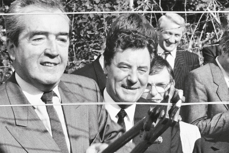 1989: Der österreichische Außenminister Alois Mock und der ungarische Premier Gyula Horn durchschneiden den Grenzzaun zwischen Österreich und Ungarn in der Nähe von Sopron. © Ludwig-Boltzmann-Institut/Bernhard J. Holzner 1989: Der österreichische Außenminister Alois Mock und der ungarische Premier Gyula Horn durchschneiden den Grenzzaun zwischen Österreich und Ungarn in der Nähe von Sopron.